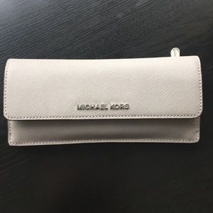 Authentic Michael Kors wallet, in great condition